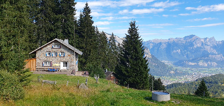 Zürihuus Terrasse mit Bergpanorama